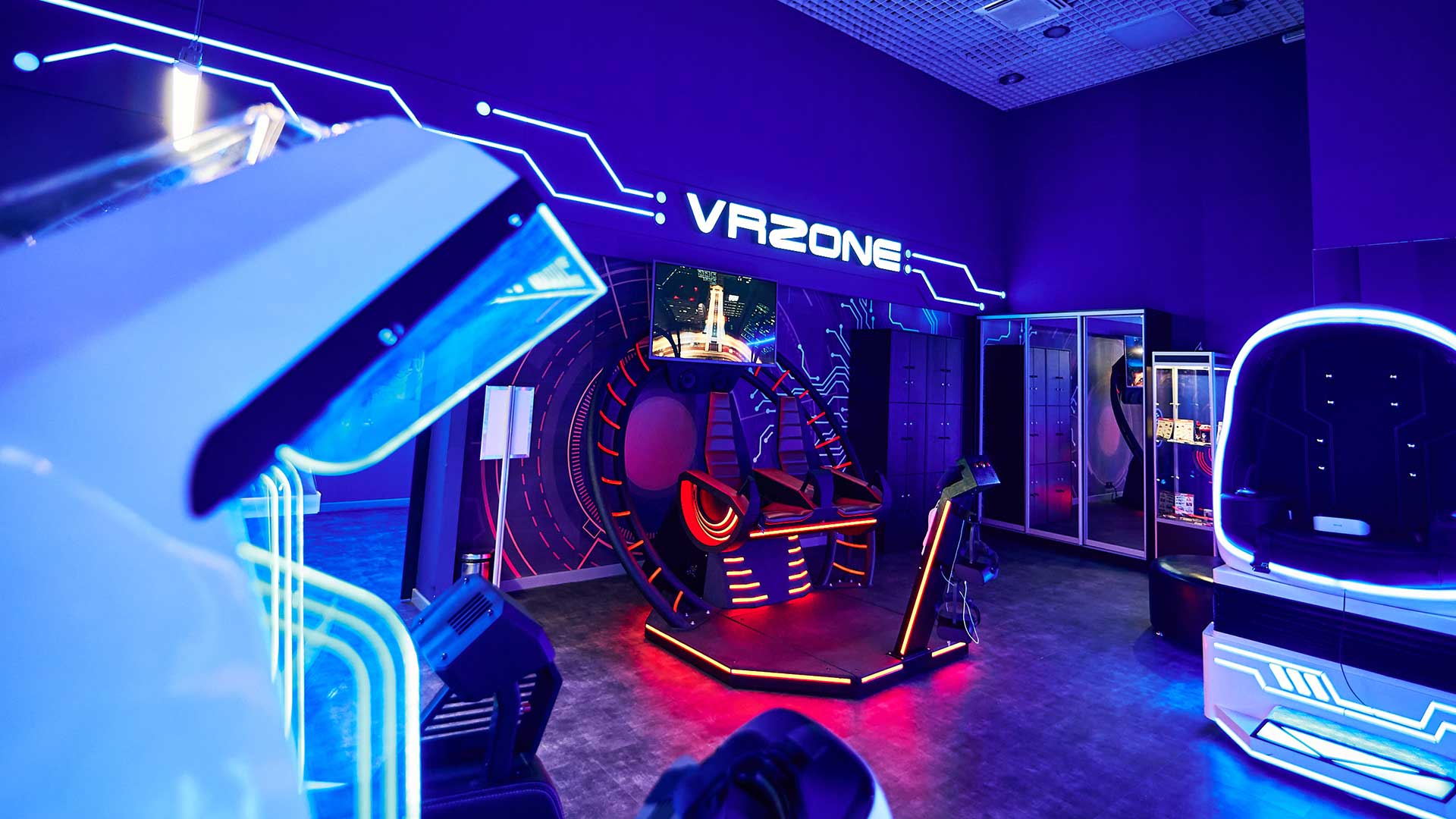 Vr арена warpoint. WARPOINT Арена виртуальной реальности. Игровой клуб. ВР клуб. Аттракцион виртуальной реальности.