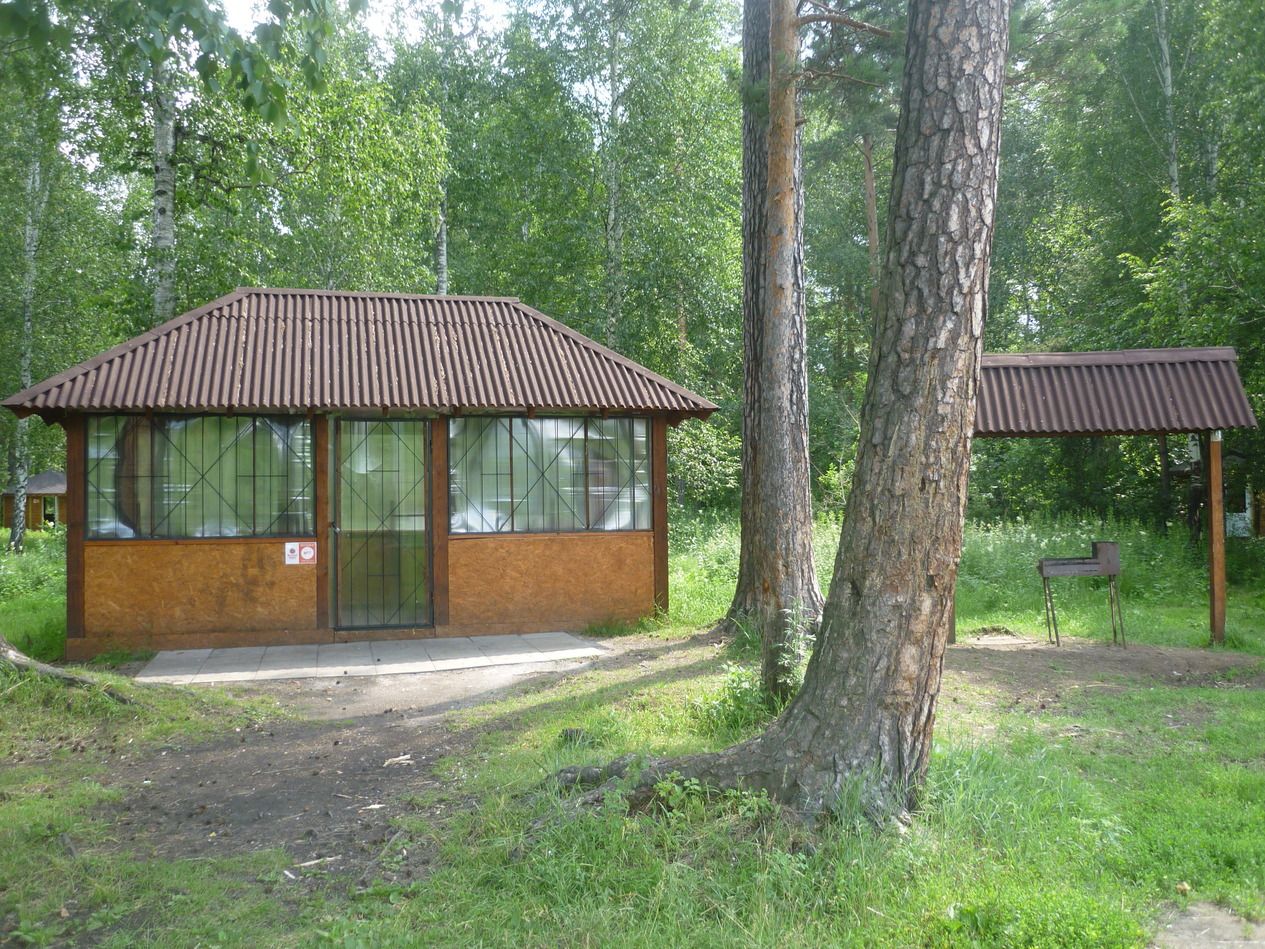 Беседка № 7 в парке отдыха на озере Чемоданчик в Академическом