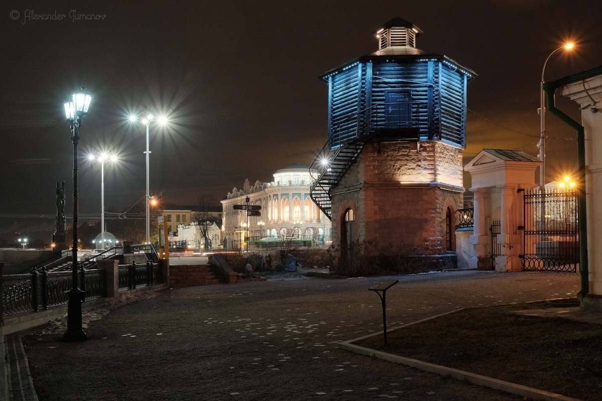 Фотографии известных екатеринбургских башен. Водонапорная башня на Плотинке Екатеринбург. Музей истории Екатеринбурга на Плотинке. Ночь музеев Екатеринбург Плотинка. Ночной ЕКБ У Плотинки.